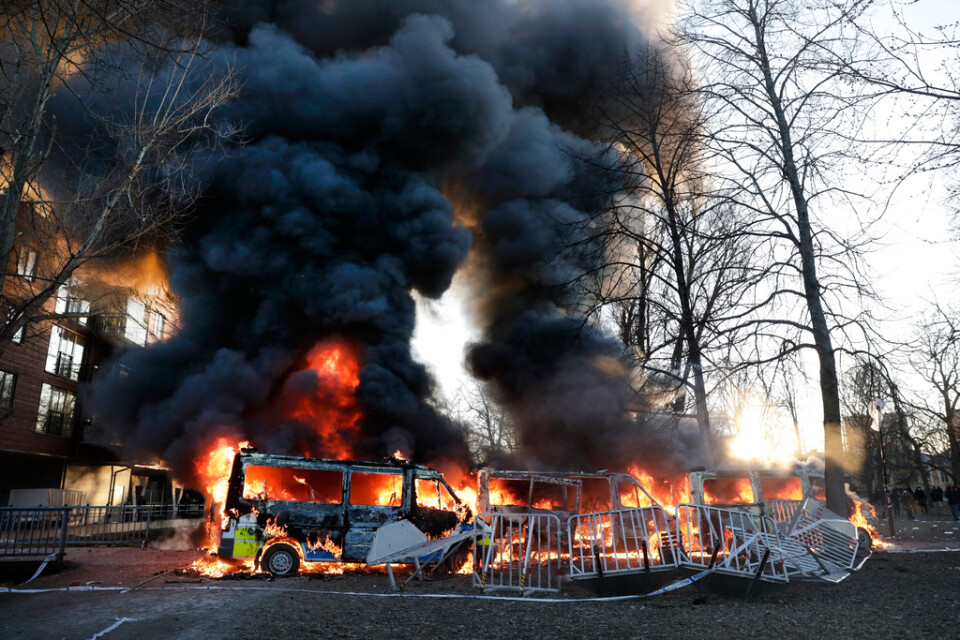 Polisbussar som satts i brand vid påskupploppen i Sveaparken i Örebro under långfredagen. Nu döms ytterligare fyra män av hovrätten för inblandning i angreppet mot polisen. Arkivbild.