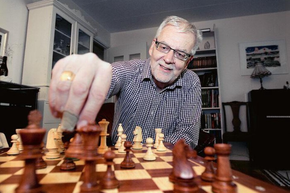Hans Gustafsson, kd, kopplar gärna av med ett parti schack.