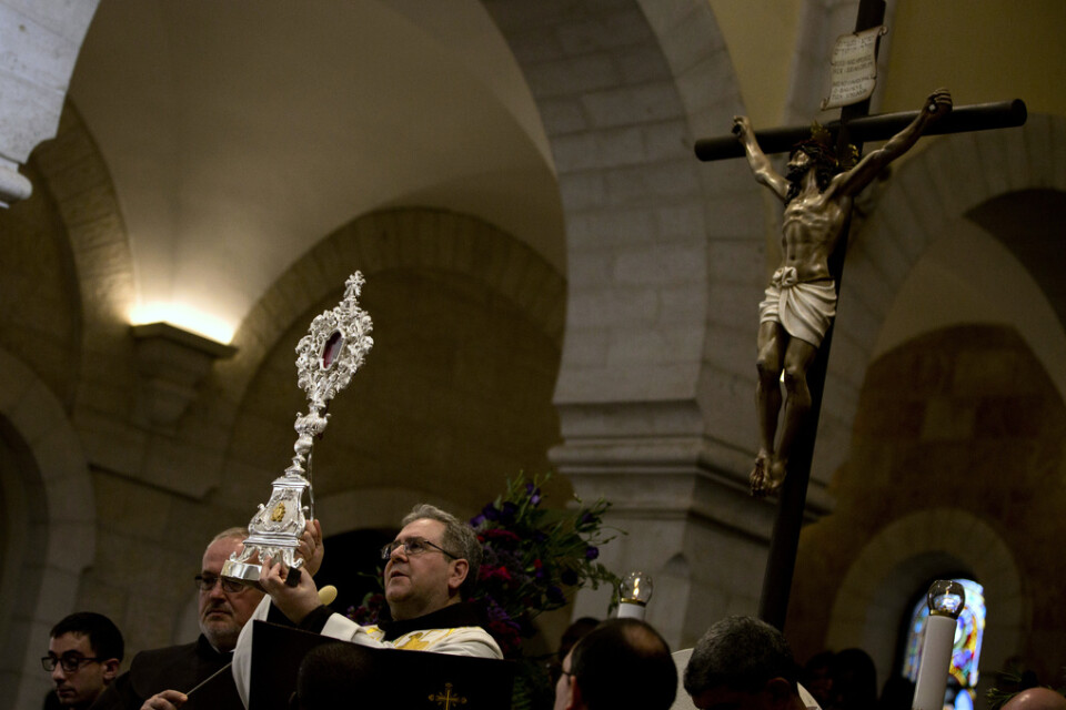 Francesco Patton, den katolska kyrkans väktare av det heliga landet, håller upp reliken i dess ornament i Födelsekyrkan i Betlehem.