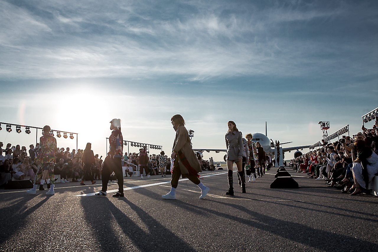 Rebeckahs pr-byrå har gjort världens första modevisning på en landningsbana i Helsingfors. 
Foto: Cision/Finnair/Privat