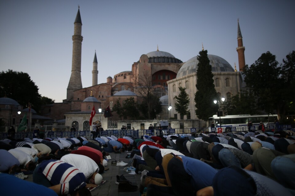 Muslimer i Istanbul håller kvällsbön utanför den bysantiska katedralen Hagia Sofia som ska bli moské.