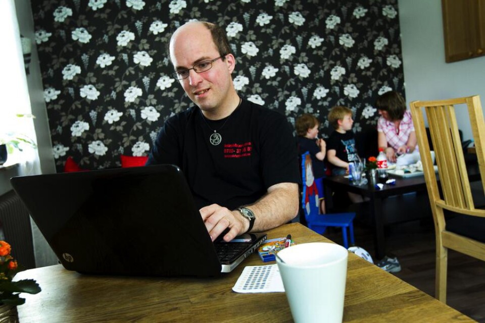 Patrik Ek sköter mycket av skrivarverksamheten på café. En bärbar dator räcker för att hålla koll på det mesta.