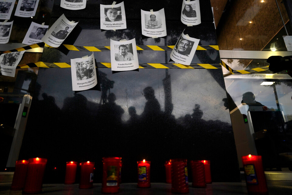 Bilder på mördade journalister har satts upp vid en vaka utanför statsåklagarkansliet i Mexico City. Där högtidlighölls minnet av journalisten Fredid Román, som mördades i augusti. Bilden togs den 24 augusti.