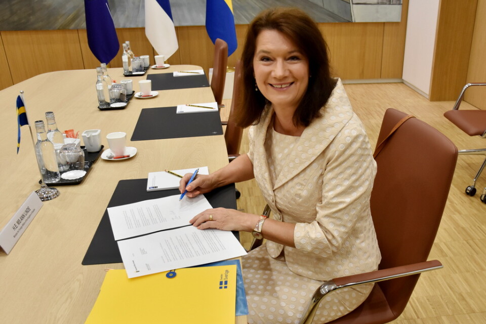 Sveriges utrikesminister Ann Linde skriver under på Sveriges avsikt om att gå med i Nato inne på Natohögkvarteret i Bryssel.