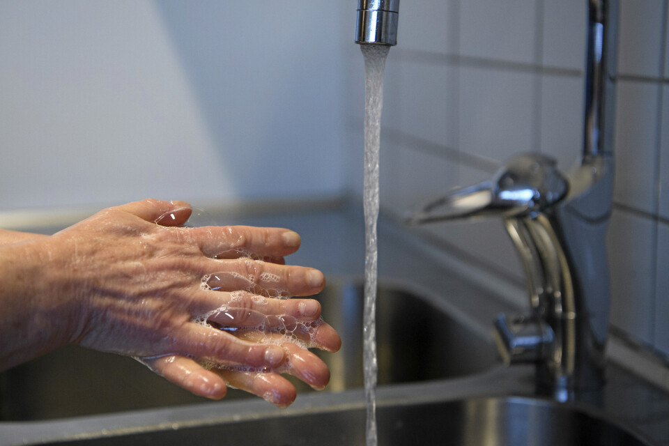 Ett av de viktigaste råden är att tvätta händerna noga med tvål och vatten. Arkivbild.