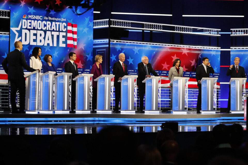 Tio presidentaspiranter från Demokraterna deltog i den senaste debatten. Från vänster: Cory Booker, Tulsi Gabbard, Amy Klobuchar, Pete Buttigieg, Elizabeth Warren, Joe Biden, Bernie Sanders, Kamala Harris, Andrew Yang och Tom Steyer.