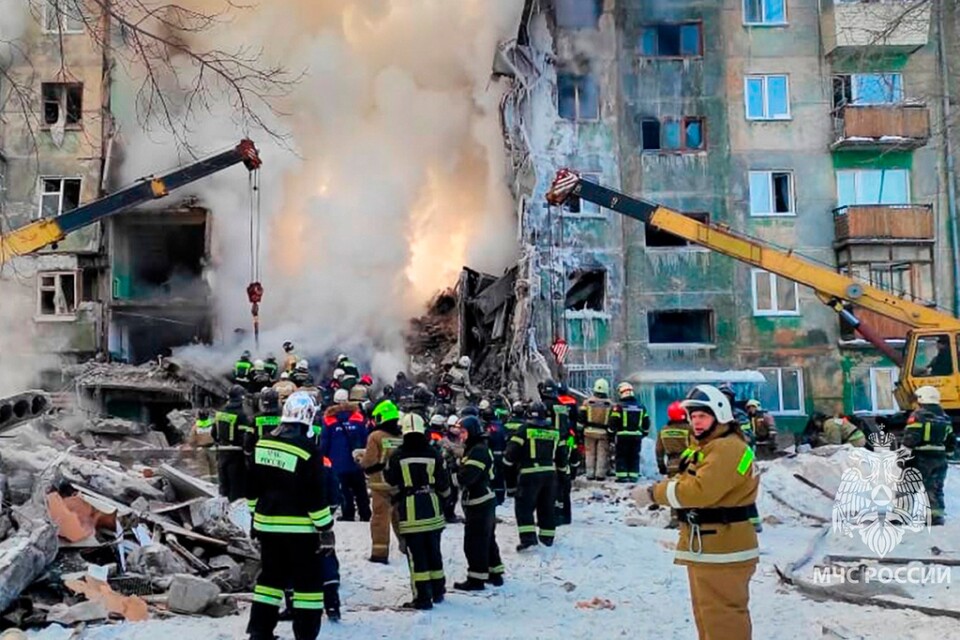 Rysk räddningstjänst i arbete vid det förstörda flerfamiljshuset i Novosibirsk. Bilden har distribuerats av Rysslands federala krishanteringsmyndighet.