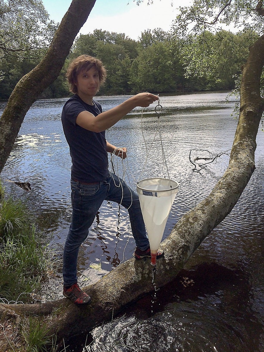 Ute i fält, som här i Bokesjön, tar Raphael Gollnisch prover. Morgnar är bästa tiden för att fånga gubbslemmet. Foto: Karin Rengefors