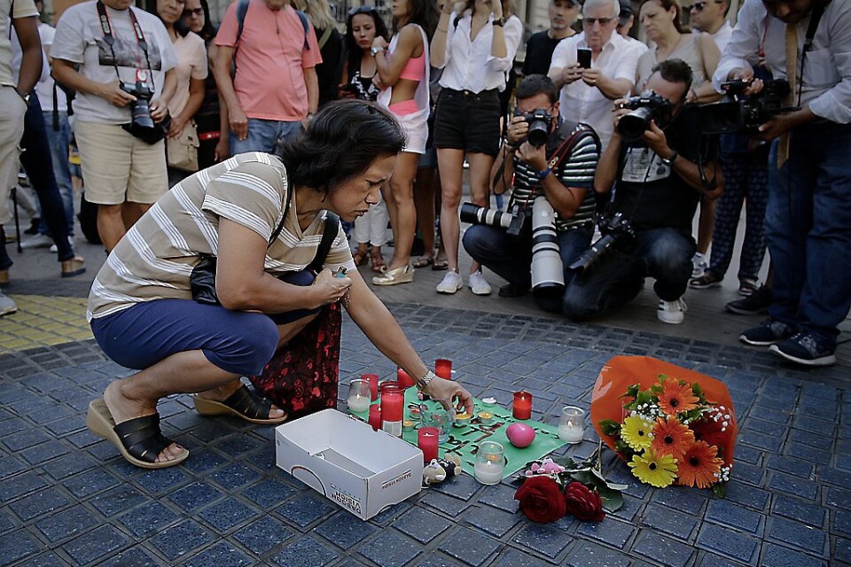 En sörjande vid turiststråket La Rambla i Barcelona.
