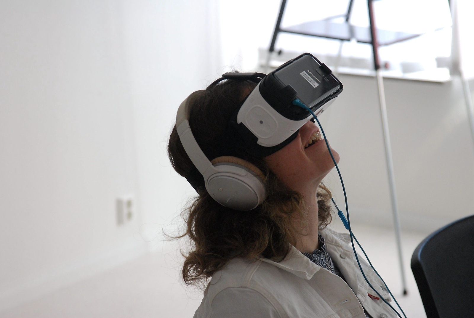 Maria Olsson, omsorgsförvaltningens systemsamordnare, testar VR-glasögon på äldreboendet Sjögläntan i Vinslöv. Foto: Magnus Wahlström