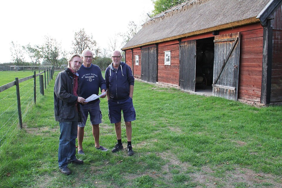 Julius Winberg Sääf med entusiasterna Sven Ekberg och Lars Frick vid platsen där ladan med Loranga-utställningen är tänkt att ligga.