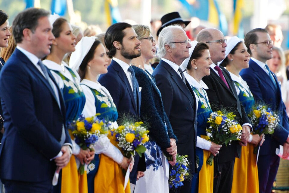 Svenska kungafamiljen brukar fira nationaldagen på Skansen, Stockholm. Från vänster: Herr Chris O'Neill, prinsessan Madeleine, prinsessan Sofia, prins Carl Philip, Kung Carl Gustaf,drottning Silvia, kronprinsessan Victoria och prins Daniel.