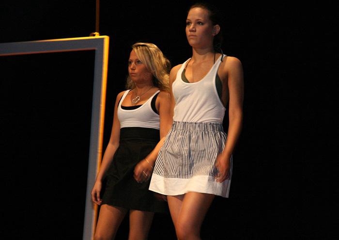 Natalie Ekberg och Sara Åberg i somriga kläder.