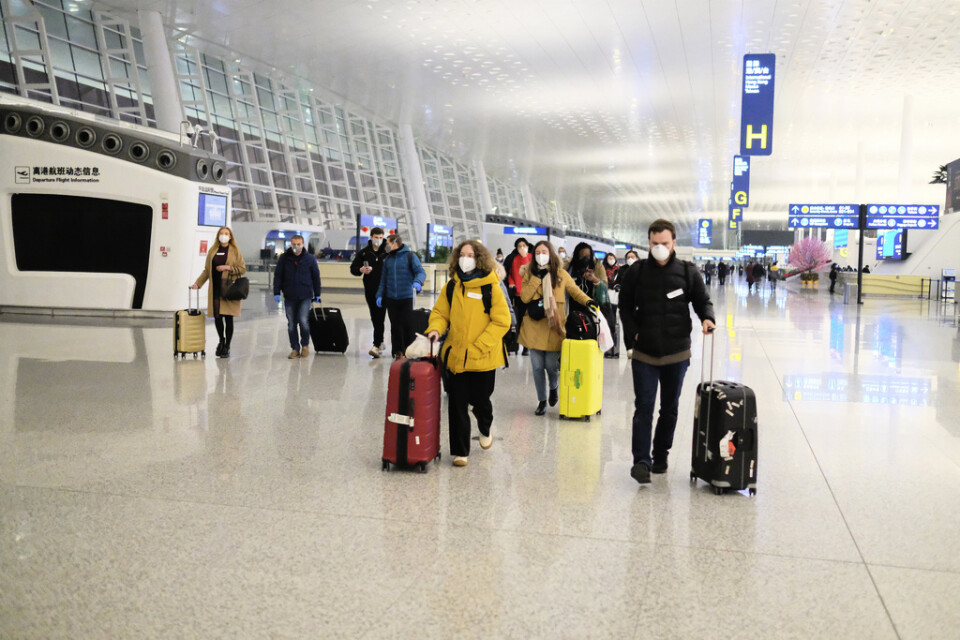 Människor evakueras från Wuhans internationella flygplats.