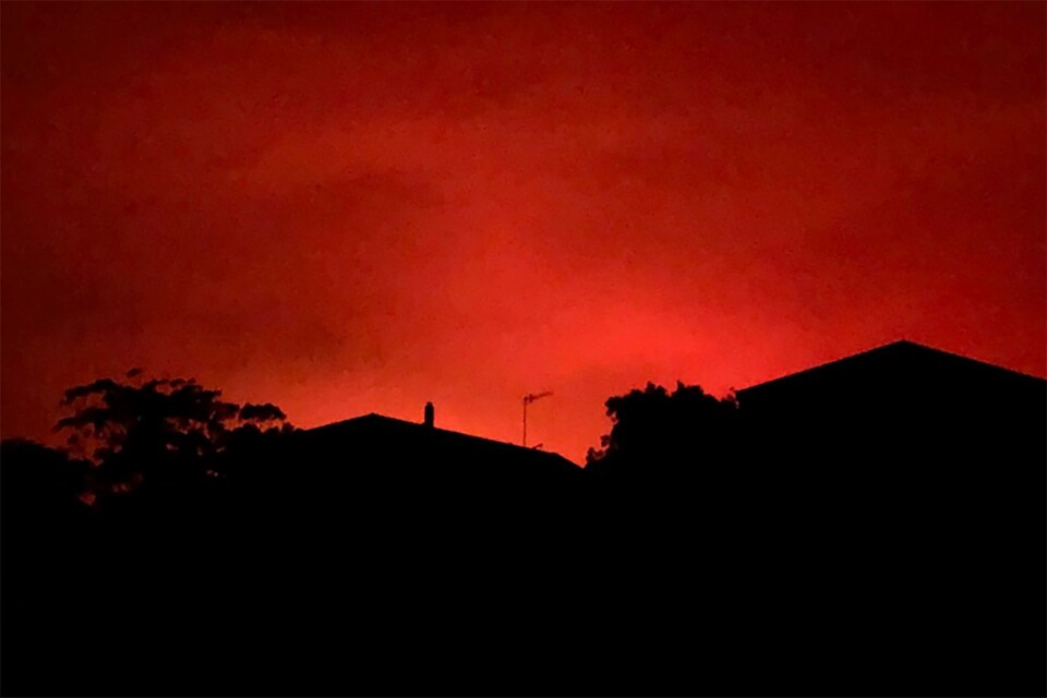 Himlen färgas röd av bränderna i Australien. Ett närmast apokalyptisk sken som återspeglar det svåra och mycket utsatta läget.