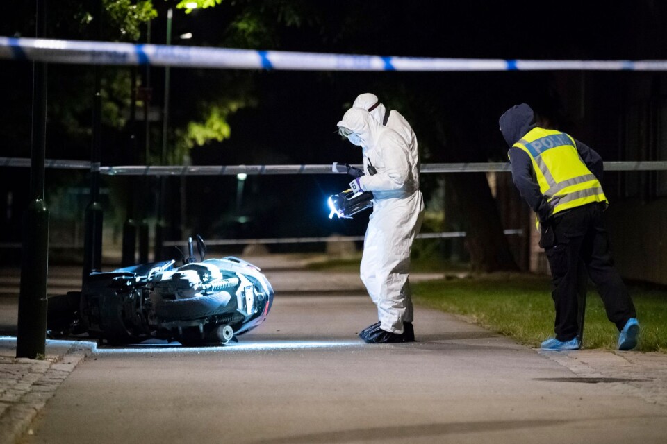 Polisens kriminaltekniker undersöker en moped vid Lindängsplan i Malmö efter att en man skjutits.