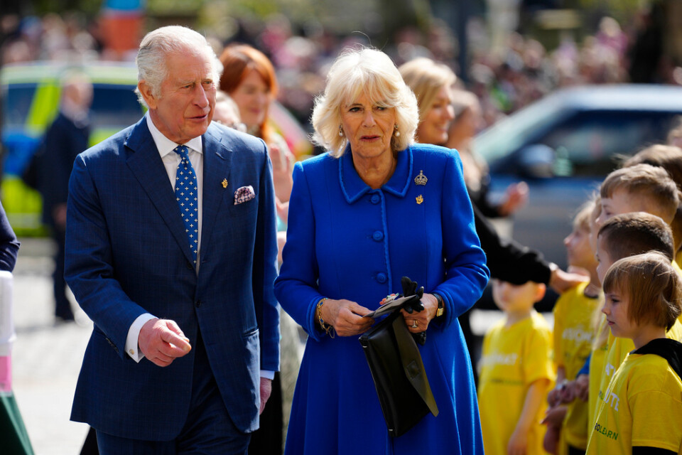 Kung Charles och drottning Camilla ska båda krönas i Westminster Abbey. Det blir tre dagars firande av det nya kungaparet. Bild tagen i Liverpool i slutet av april.