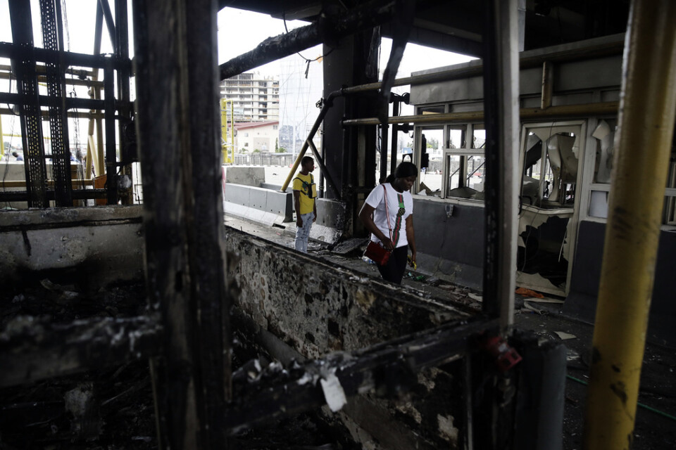 Byggnader och fordon sattes i brand förra veckan i Lagos sedan demonstranter skjutits till döds.