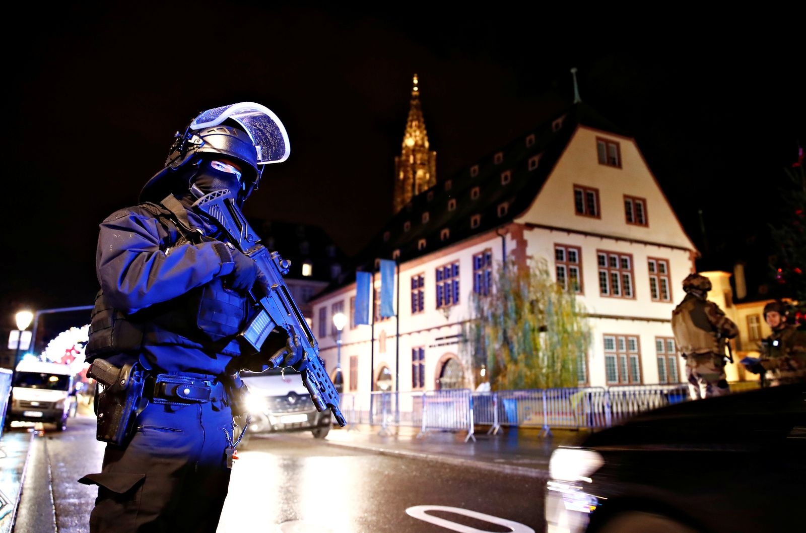 Intensiva polisinsatser pågår i jakten efter den gärningsman som dödat flera människor i Strasbourg.