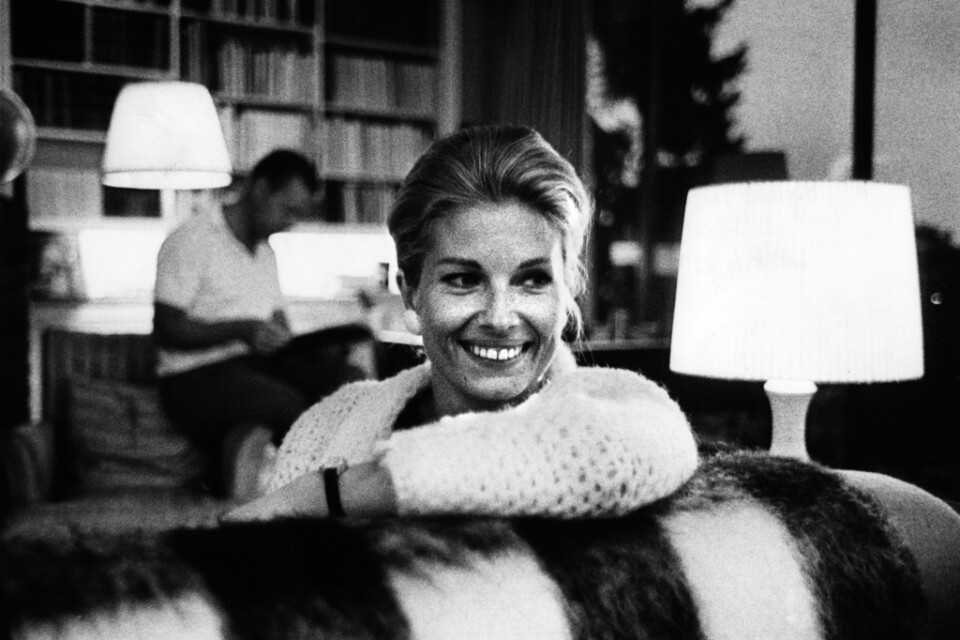 Gunnel Lindblom hemma i villan i Saltsjöbaden 1964, efter premiären av filmen "Är du inte klok?". Arkivbild.