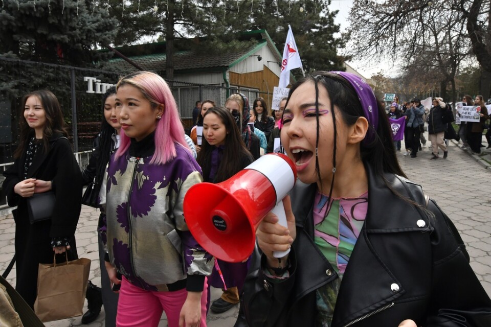 Kvinnor protesterar under årets kvinnodag i Kirgizistans huvudstad Bisjkek.