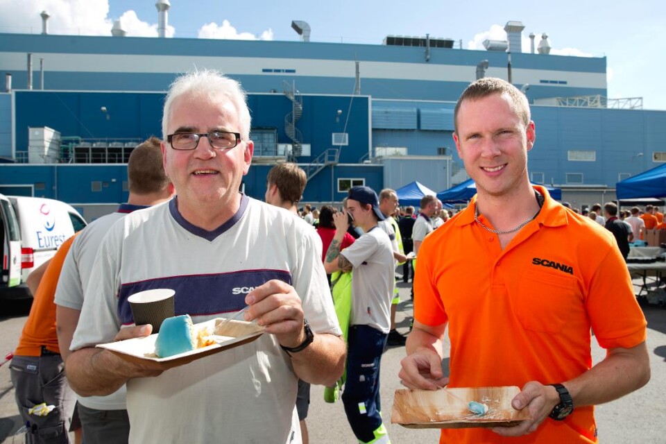 Lasse Wigren och Henrik Liljegren lät sig smaka av tårtan som företaget bjöd på under måndagseftermiddagen.