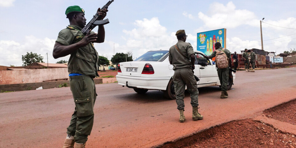Maliska soldater vid en vägspärr. Arkivbild.