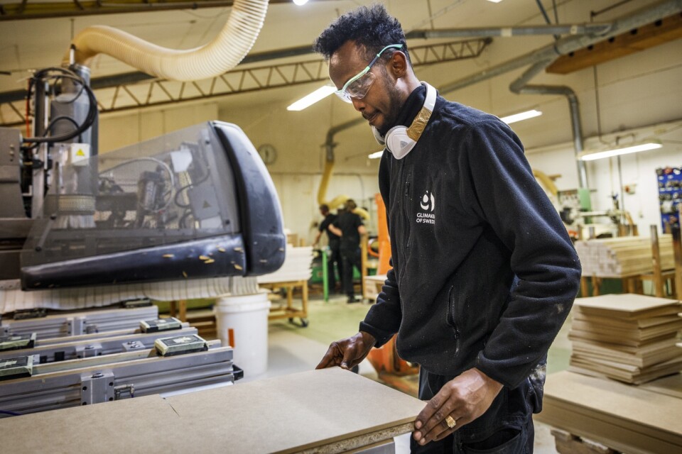 Amin trained to be a welder and started looking for a job. Now he works at Glimåkra of Sweden AB and is very happy there.