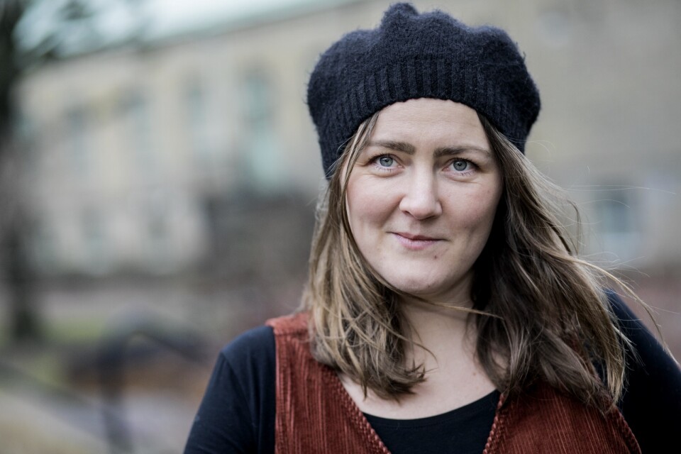Maja Larsson har nominerats till Augustpriset som årets fackbok för sin debut ”Kläda blodig skjorta”.