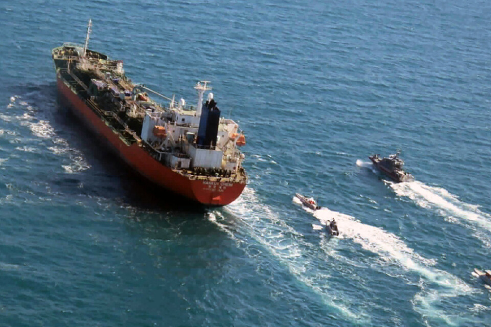 Iran har uppbringat flera oljefartyg genom åren. På bilden ett beslagtaget sydkoreanskt oljefartyg som eskorteras av iranska revolutionsgardets båtar i januari 2021. Arkivbild