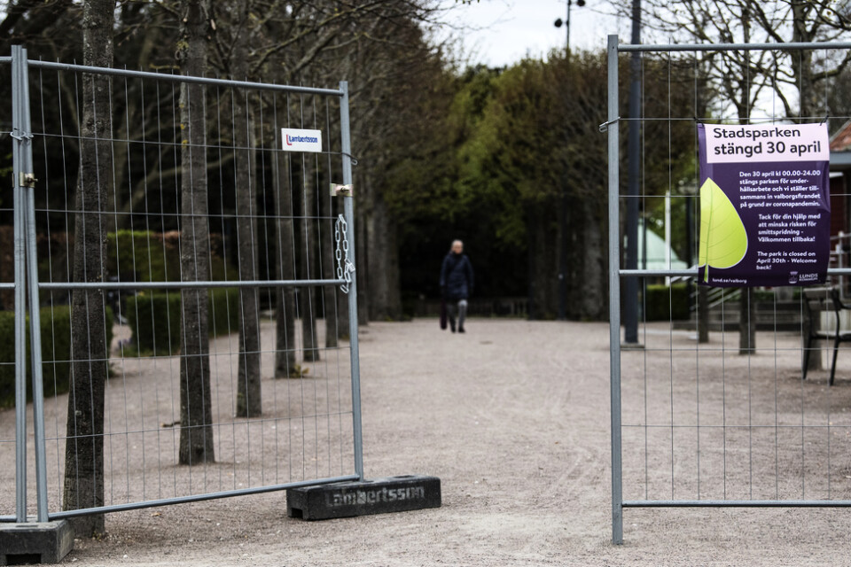 Stadsparken i Lund var stängd och nygödslad med hönsbajs under valborg 2020.