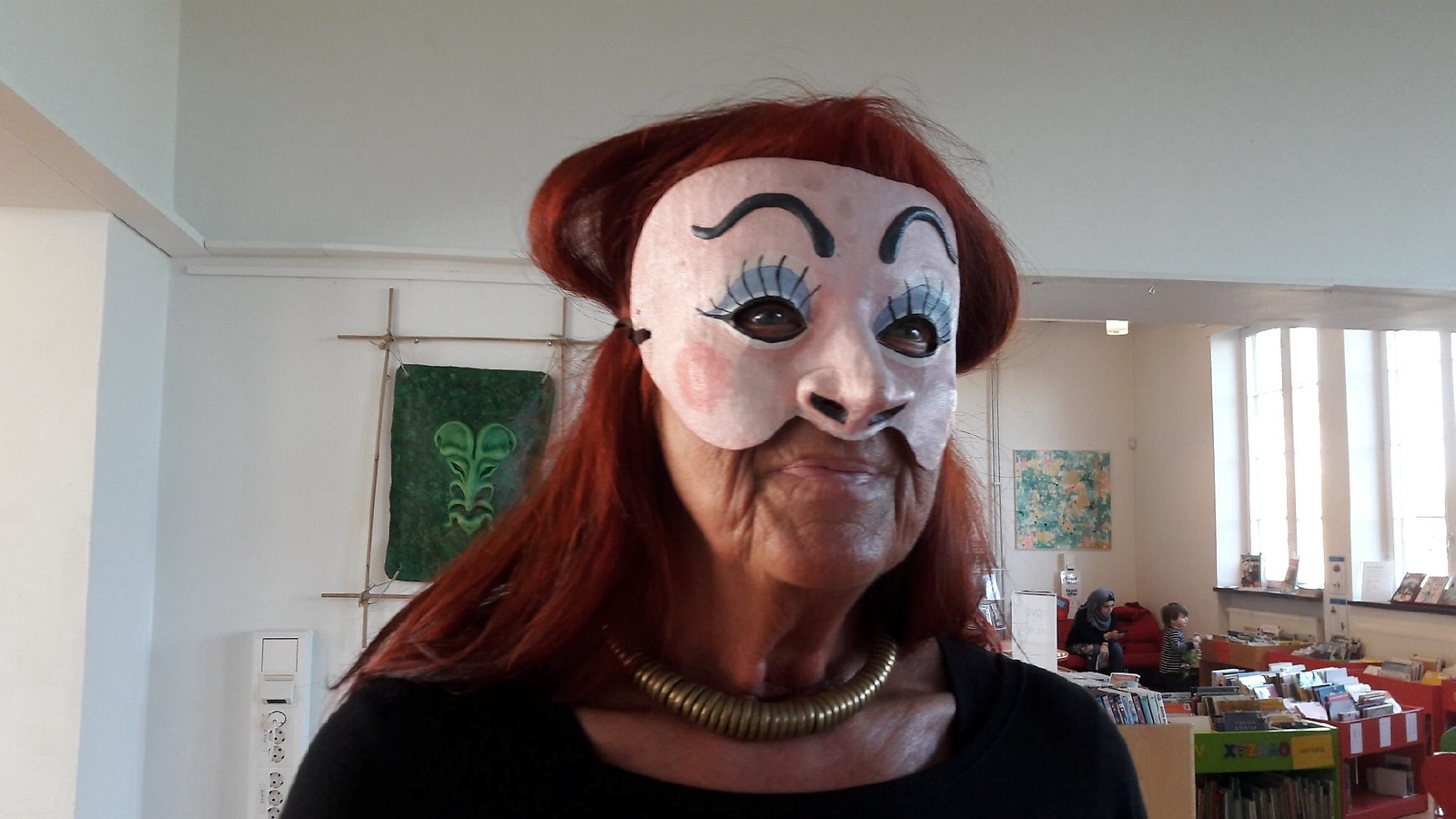 När Eva Härstedt berättar om sina maskers magi träder hon ofta in i rollen bakom maskerna. 	             FOTO: SUSANNE GÄRE