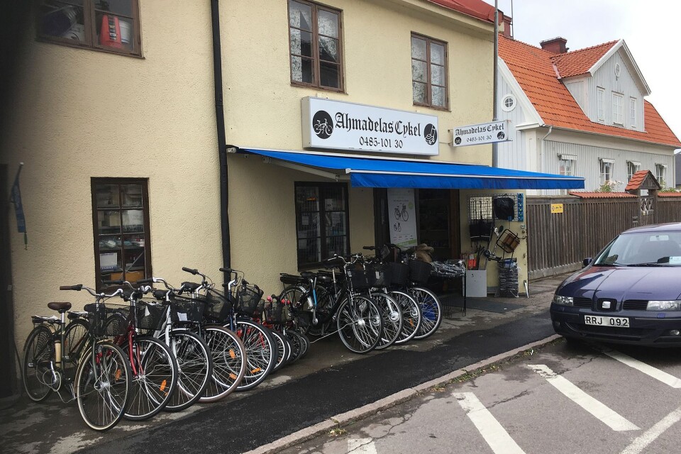 Ahmadela Cykel och klädbutiken på Storgatan i samma fastighet är just nu till salu.