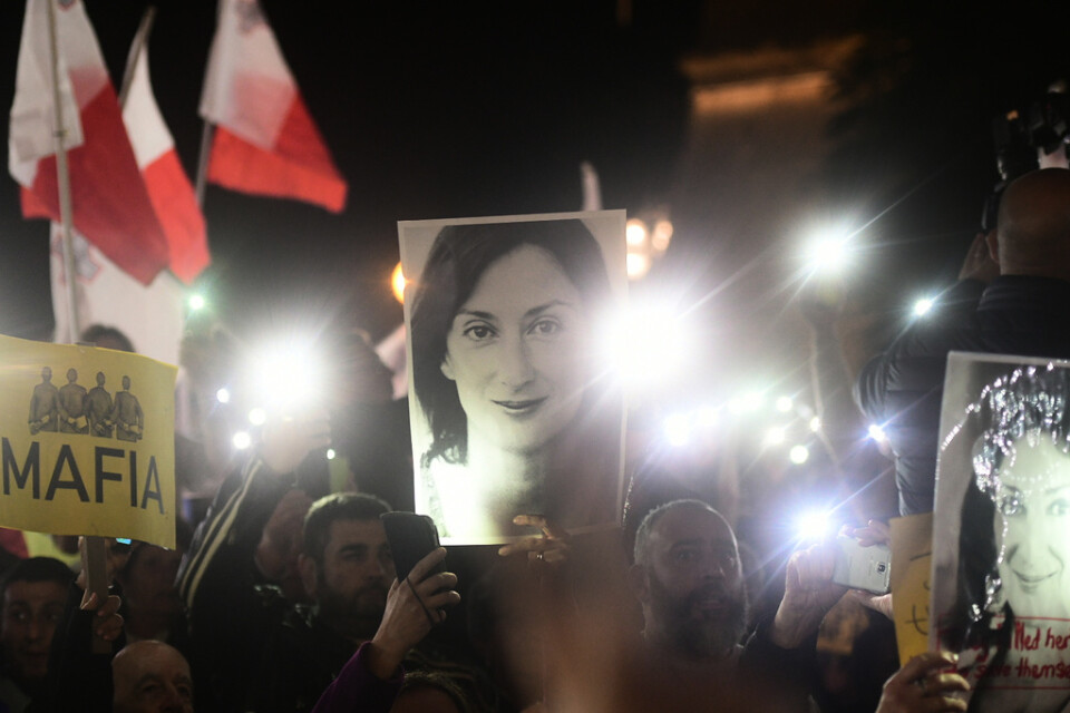 Bilden på den mördade journalisten Daphne Caruana Galizia har har blivit välkänd bland demonstrationer utanför parlamentet i Valletta.