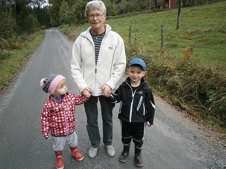 Melwin och Nellie på höstpromenad med farmor. Foto Gunvor Malmgren