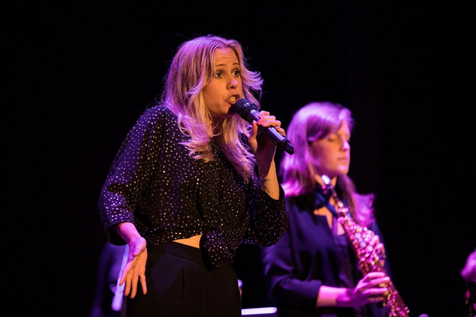 Hannah Svensson uppträder på teatern i Ystad.