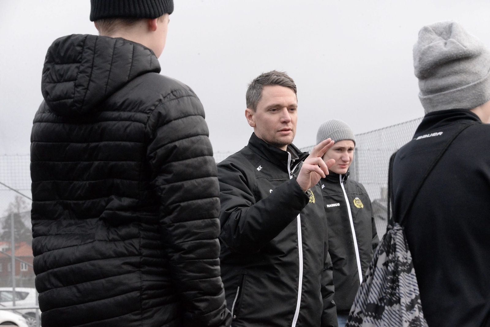 Claes Dahlquist  och Rasmus Dahlquist är två av många ledare som behövs för att få hockeycampen i Osby att flyta. Foto: Lars-Åke Englund