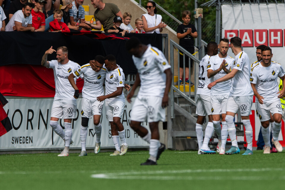 AIK firar ett av målen i segermatchen mot Brommapojkarna.
