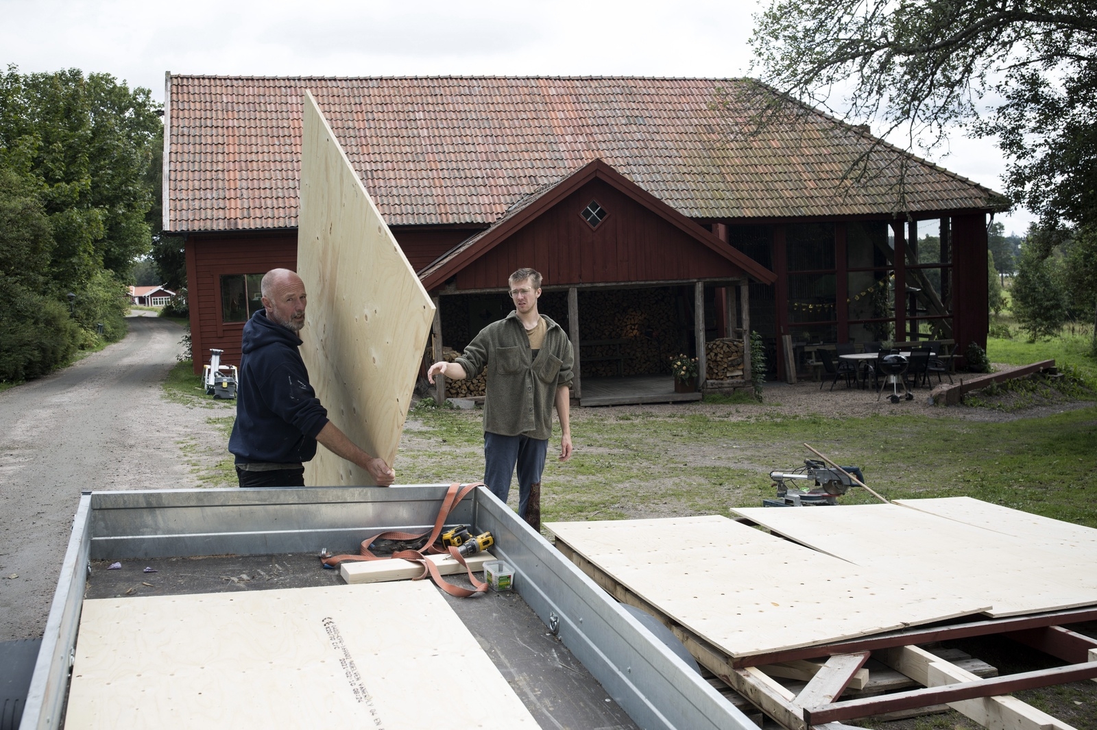 Peter Fredriksson jobbar som snickare och har byggt en scen till Ornungastämman och utställningssalen där utställningen är.