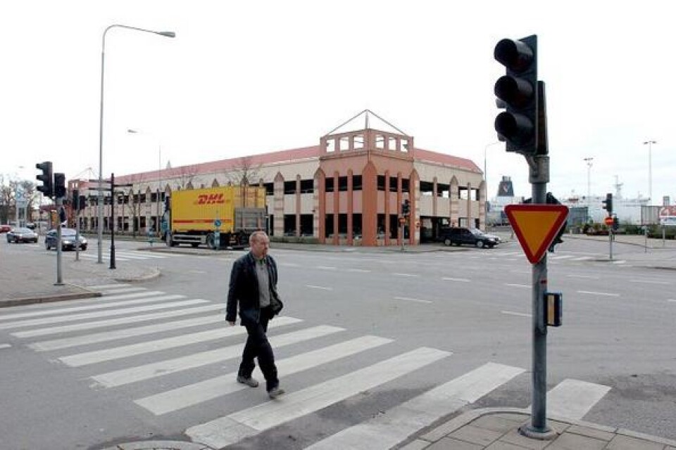 Här var det grönt för både bilar och gående innan Vägverket satte om till blinkande gult ljus. Bild: Tomas Nyberg