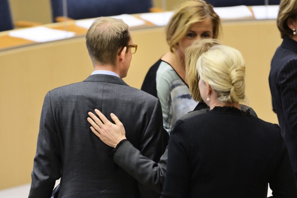 En klapp på axeln i en tuff stund. Tidigare migrationsministern Tobias Billström (M) fick en klapp på axeln av dåvarande biståndsministern Gunilla Carlsson (M) efter en jobbig utfrågning i riksdagen 2013. Arkivbild.