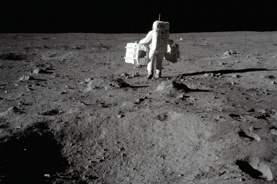 Buzz Aldrin bär med sig utrustning för experiment på sin månpromenad. Den ikoniska bilden togs av Neil Armstrong den 20 juli 1969. Arkivbild.