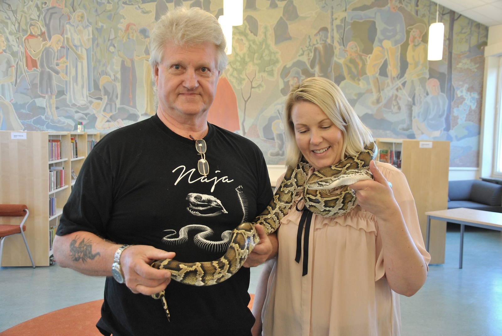 Frank Madsen från Malmö Reptilcenter låter Söderparkskolans rektor Anette Adamsson prova på en tigerpyton.