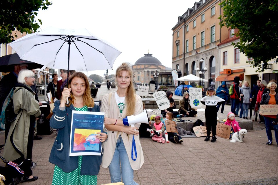 Madeleine Norman och Annie Karlsson, från Fridays for future lokalavdelning i Karlskrona, under fredagens demonstration.
