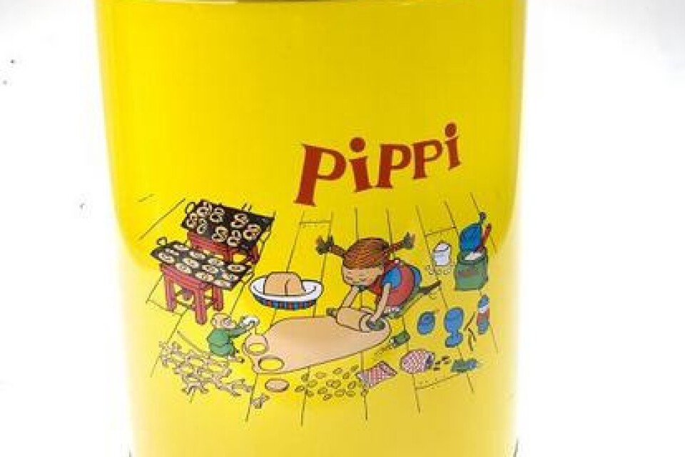 Pippi bakar pepparkakor tillsammans med Herr Nilsson. Det gör hon på en stor plåtburk från Åhlens. 125 kronor kostar den.