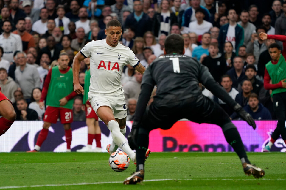 Tottenhams Richarlison försöker överlista Liverpools målvakt Alisson Becker.