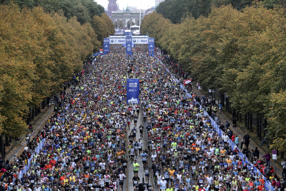 Starten av Berlin Marathon i fjol. Årets lopp flyttas från den 27 september.