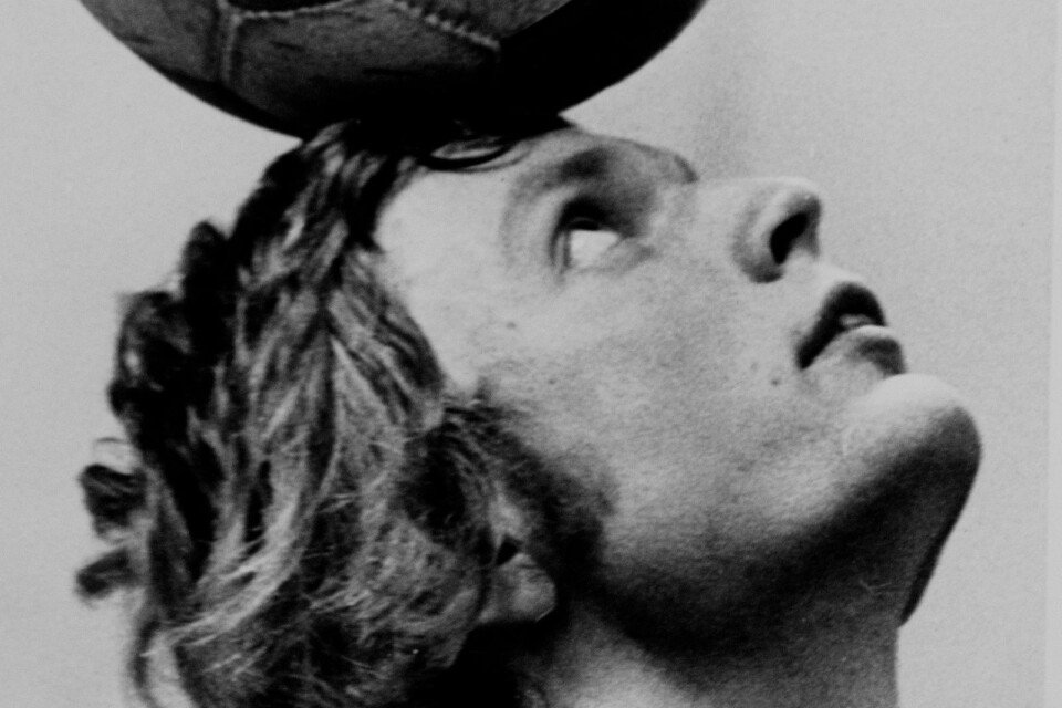 ”Kan du lägga bollen på huvudet för bildtagningen?”. Björn Andersson där i löpargången under Värendsvallens huvudläktare 1973.