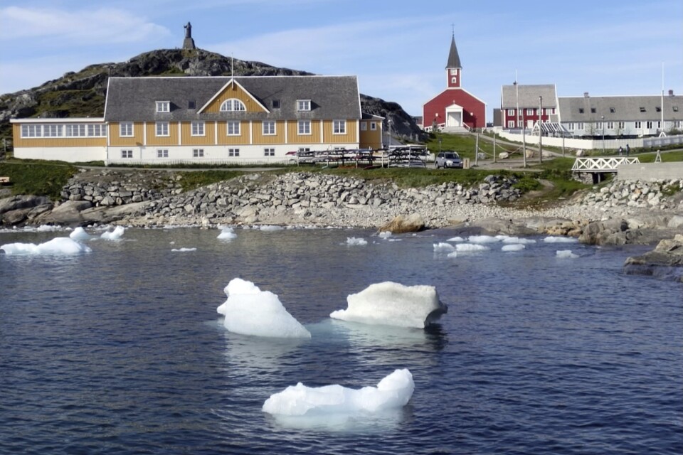 Små isflak flyter i vattnet utanför Nuuk, Grönland, under förra sommaren.