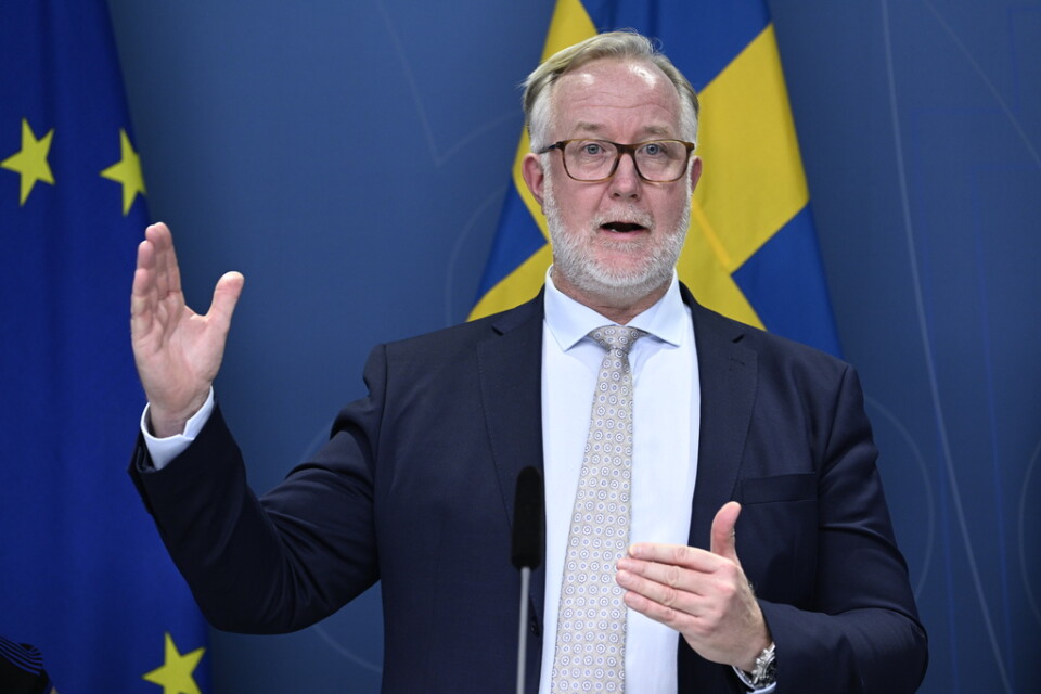 Liberalernas ledare, arbetsmarknadsminister Johan Pehrson (L) försvarar partiets omsvängning. Arkivbild.